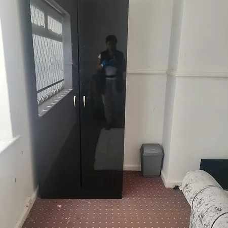Serene Double Room In Quiet Middlesbrough House *