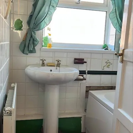 Serene Double Room In Quiet Middlesbrough House Мидлсбро
